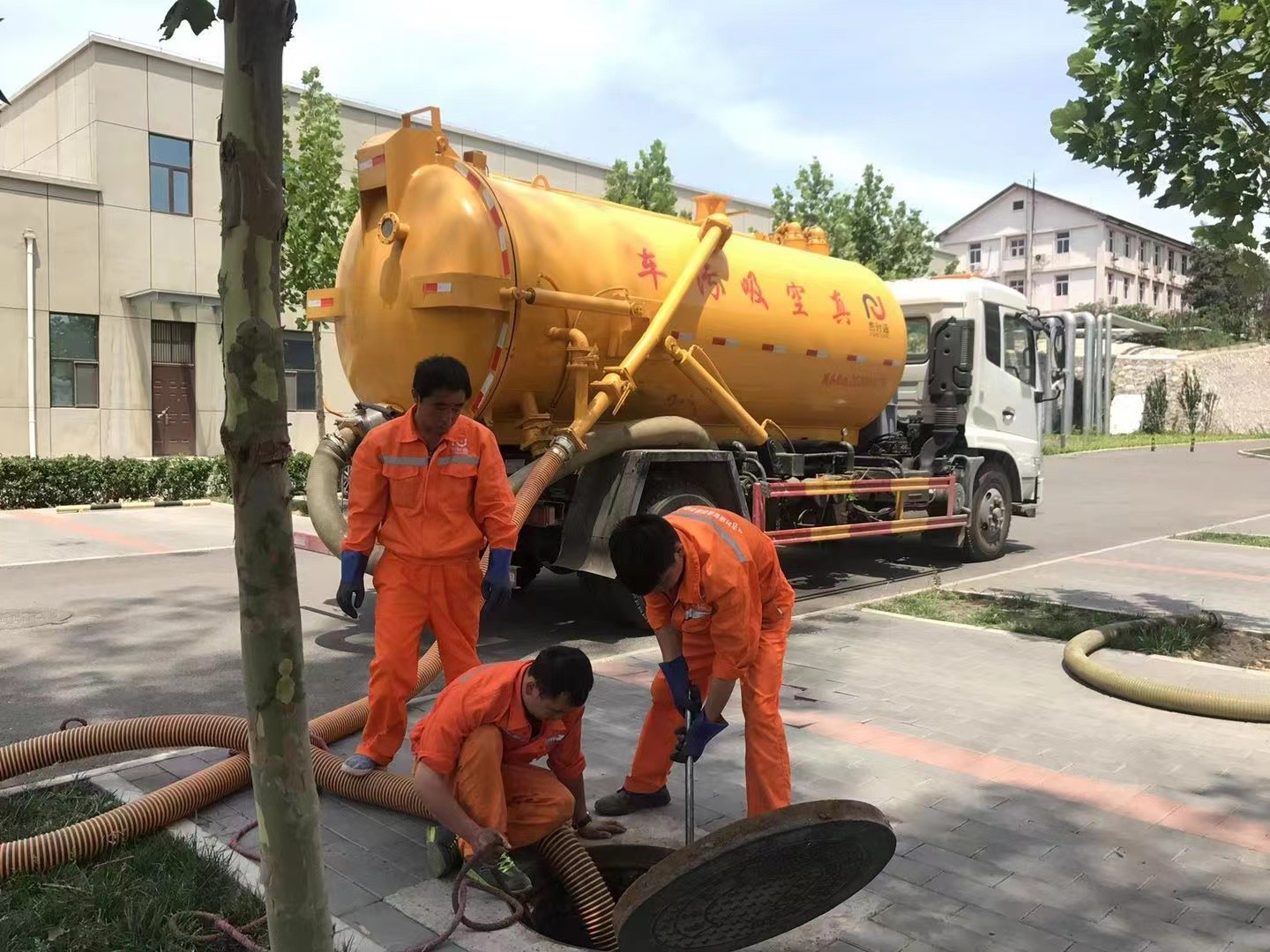 乳山管道疏通车停在窨井附近